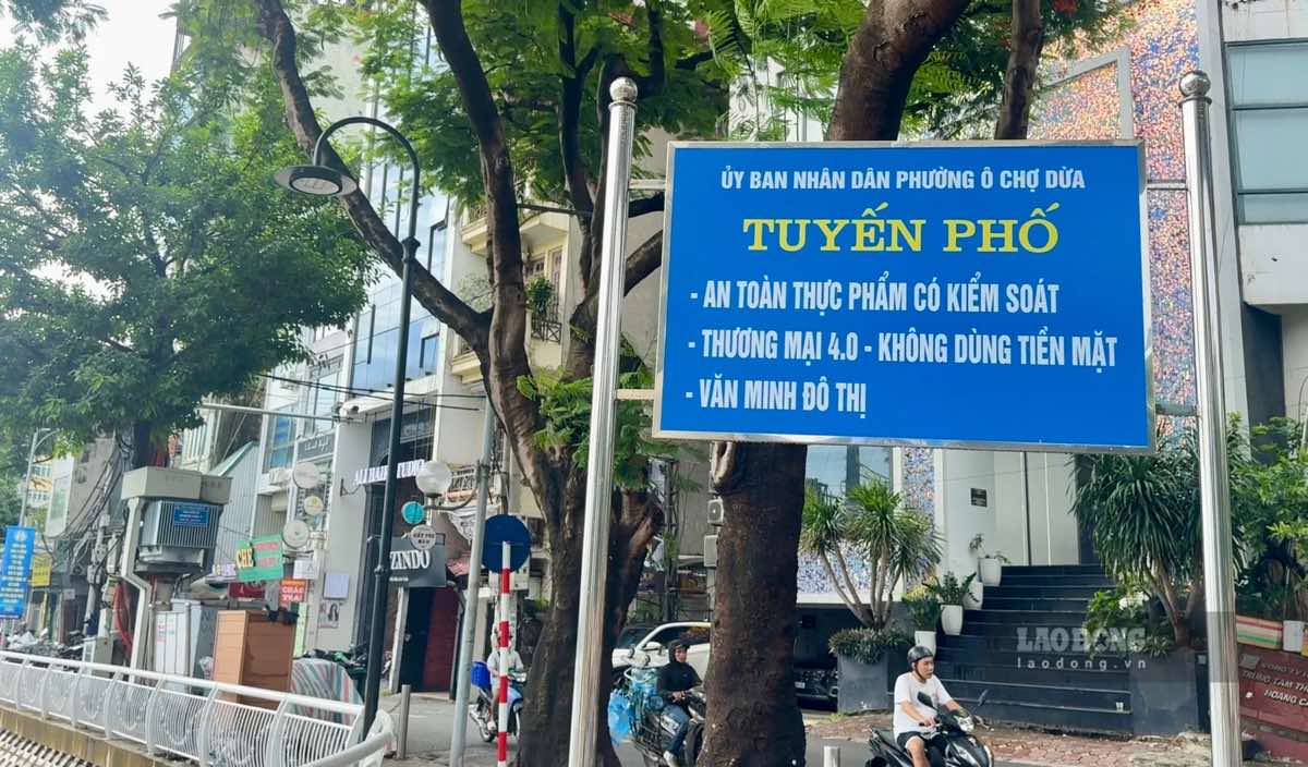 Cashless payments are spreading on many streets in Hanoi. Photo: Duy Tuan
