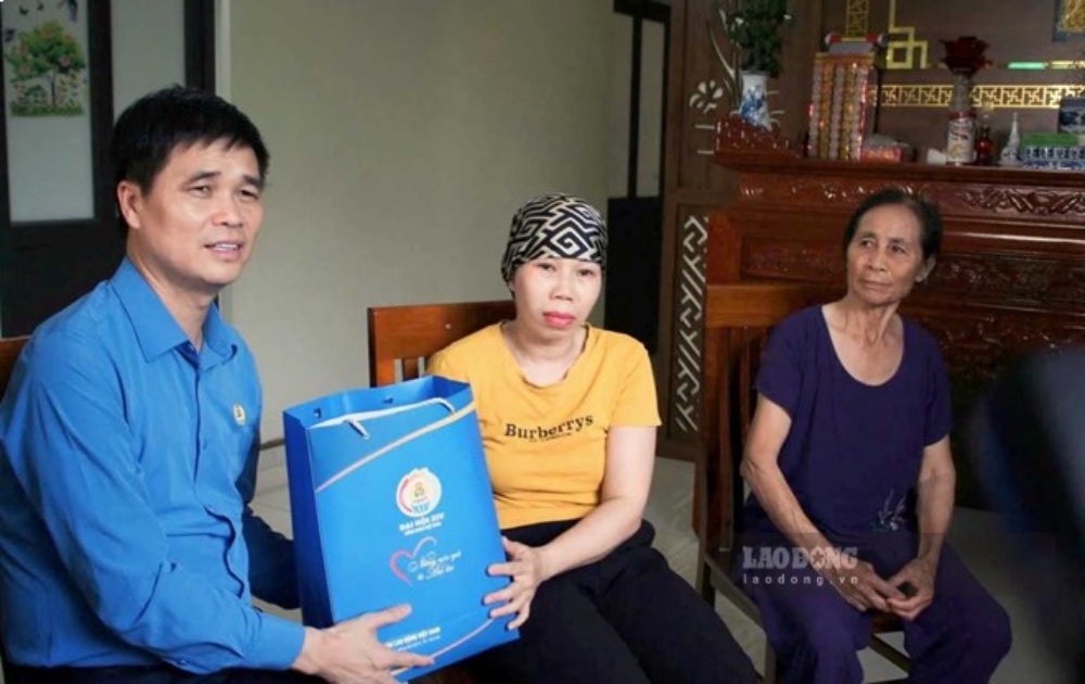 Standing Vice President of the Vietnam General Confederation of Labor Ngo Duy Hieu presents gifts and encourages workers in Hung Yen province. Photo: Mai Huong