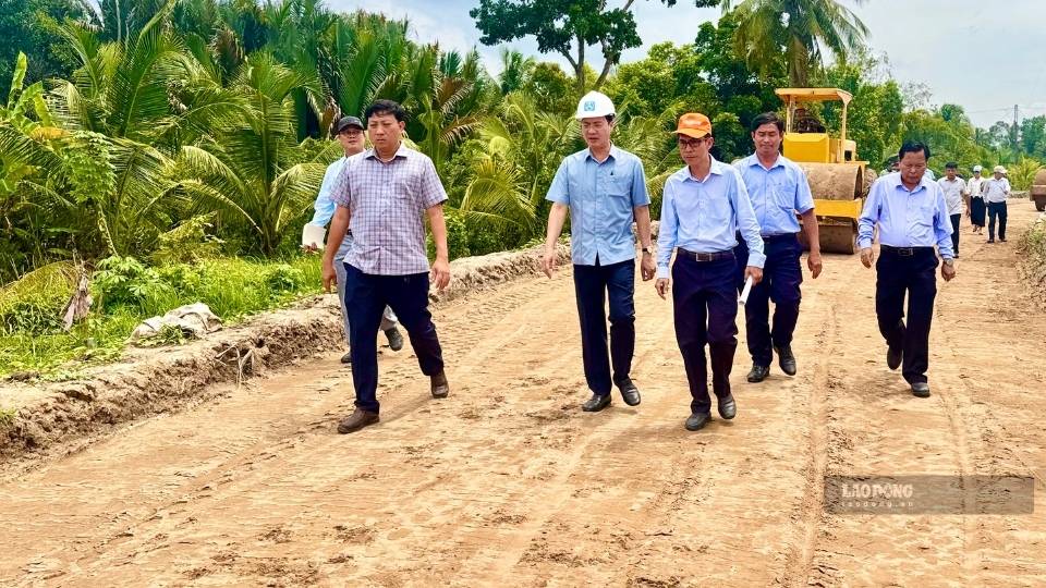Chairman of Vinh Long Provincial People's Committee surveys the progress of two key transport projects in the province. Photo: Hoang Loc