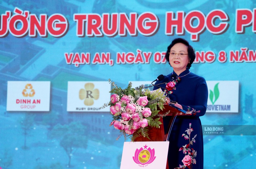 Secretary of the Party Central Committee, Deputy Prime Minister Pham Thi Thanh Tra speaks at the groundbreaking ceremony for Nam Dan 1 High School. Photo: Duy Chuong