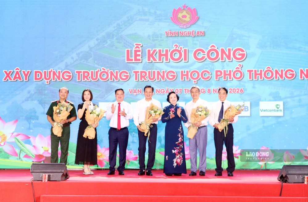 Phó Thủ tướng Chính phủ Phạm Thị Thanh Trà và Bí thư Tỉnh ủy Nghệ An Nguyễn Khắc Thận tặng hoa cảm ơn các nhà tài trợ. Ảnh: Duy Chương