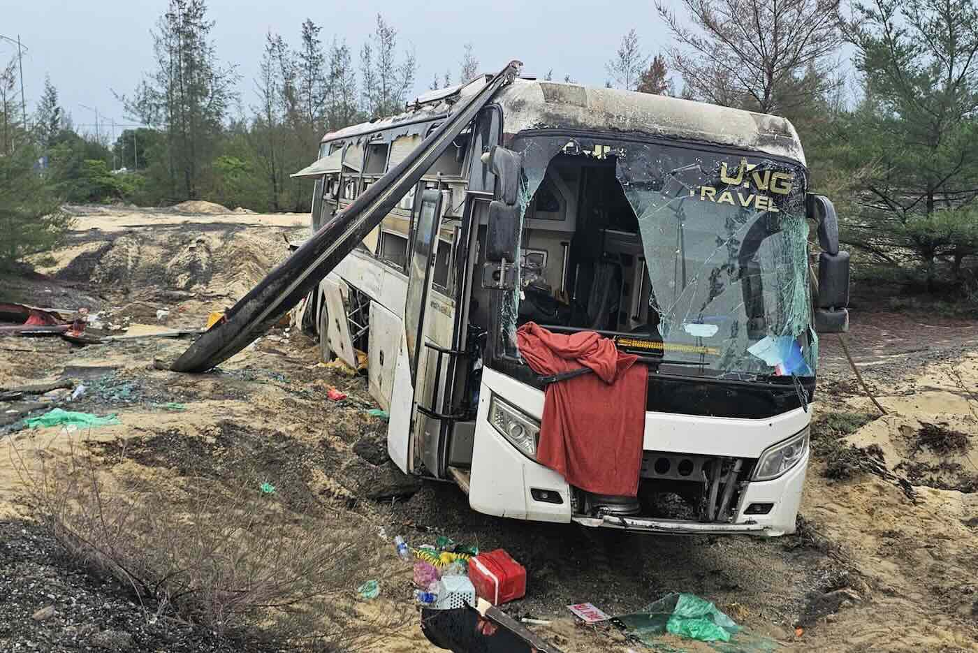 45-seater passenger car overturned on the National Highway 1A bypass through Quang Tri. Photo: Ninh Chau Commune People's Committee