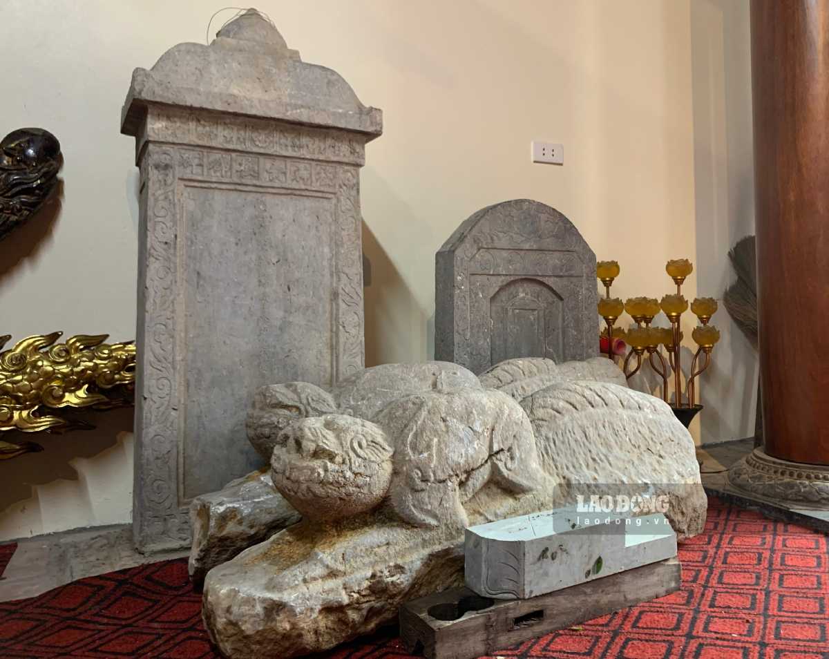 Ancient stone nghê pair at La Van temple, Quynh Phu commune, Hung Yen province. Photo: Luong Ha