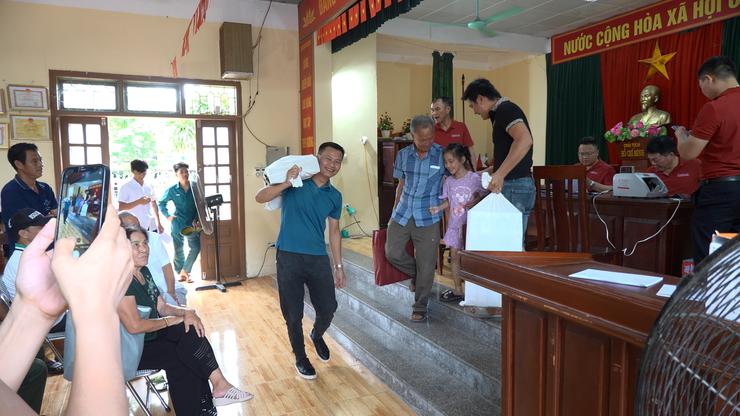 Xã Thanh Oai tiếp tục chi trả hơn 174 tỉ đồng tiền bồi thường, hỗ trợ giải phóng mặt bằng cho 65 hộ dân thôn Kim Lâm (nay là TDP Kim Bài). Ảnh: Trang tin điện tử xã Thanh Oai