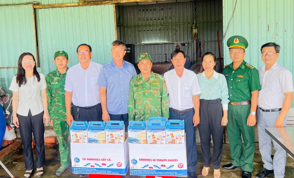 Đoàn công tác đã trao tặng nhiều phần quà cho các chốt. Ảnh: 