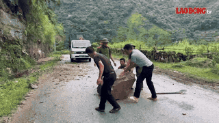 Las fuertes lluvias causan deslizamientos de tierra que llenan la superficie de las carreteras provinciales en Lao Cai. Foto: Quynh Trang