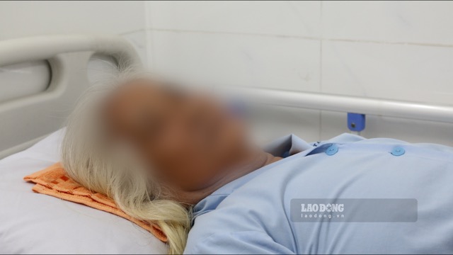 Các bác sĩ khuyến cáo, người bệnh có nhiều vấn đề về rối loạn đường huyết cần được thăm khám kĩ định kỳ để phòng ngừa biến chứng. Ảnh: Nguyễn Ly