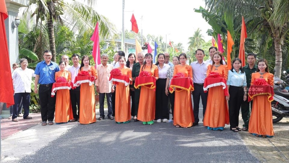 Leaders of the Vinh Long Provincial Veterans Association and local authorities cut the ribbon to inaugurate the street light line with the national flag at Tra Con commune. Photo: Hoang Loc