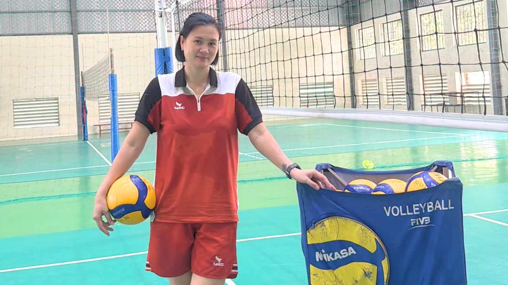 Coach Kim Hue sets a goal to bring the LPBank Ninh Binh youth team to achieve the highest results, aiming to build a solid foundation for the next generation of athletes. Photo: Character provided
