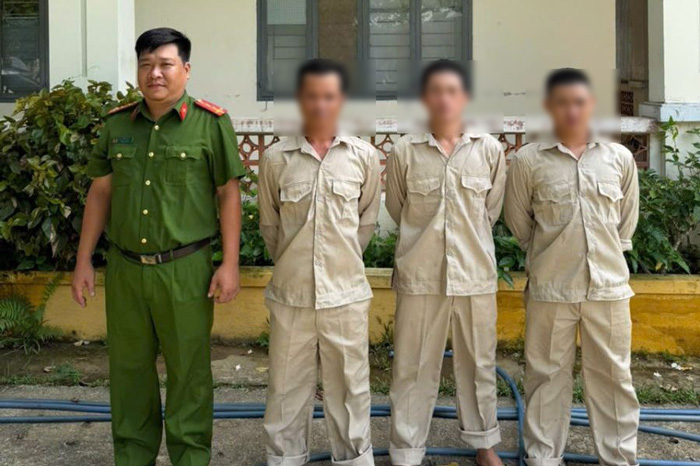 Công an hoàn tất hồ sơ đưa các đối tượng nghiện ma túy đi cai nghiện bắt buộc. Ảnh: Công an Quảng Ngãi 