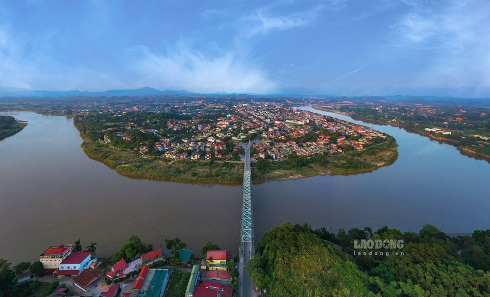 Le projet de pont Yên Bái vient d'être approuvé par la province de Lào Cai, contribuant à renforcer la connexion des transports entre les deux rives du fleuve Rouge et à promouvoir le développement urbain. Photo: Đinh Đại