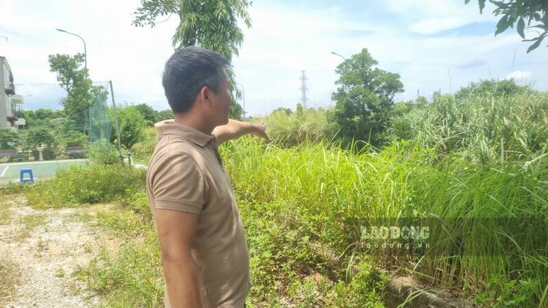 People are upset because they have not received land handover for many years. Photo: Viet Bac