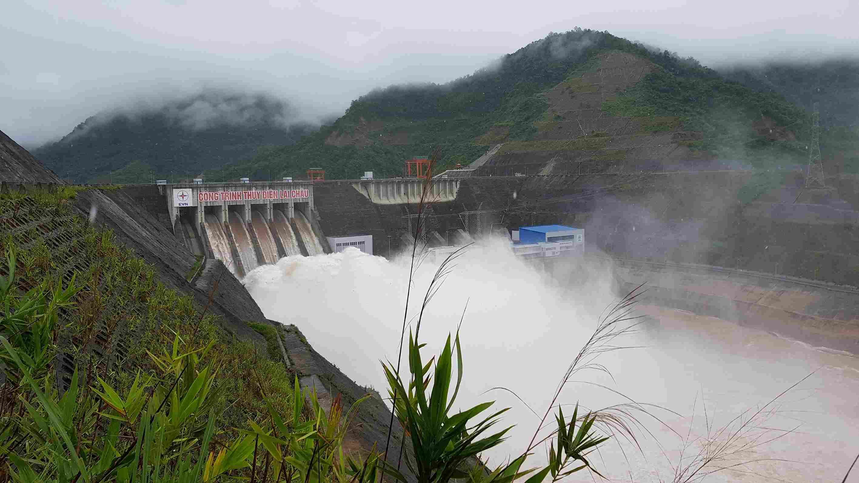 Lai Chau Hydropower Plant discharges floodwater. Photo: Laichau. gov. vn