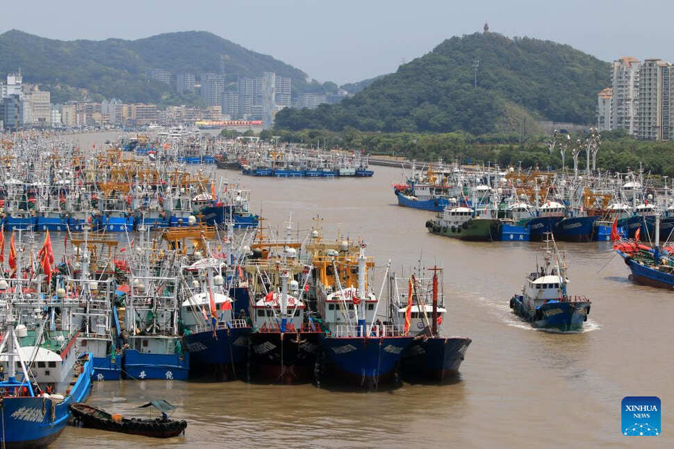2026年8月5日、中国浙江省舟山市の港に避難する漁船。写真:新華社