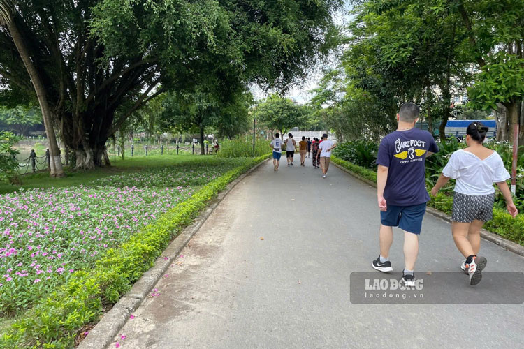 Với nhiều gia đình người lao động, những khoảnh khắc giản dị bên con vào ngày nghỉ cuối tuần là cách gắn kết tình cảm và bù đắp quỹ thời gian ít ỏi trong tuần. Ảnh: Đinh Đại