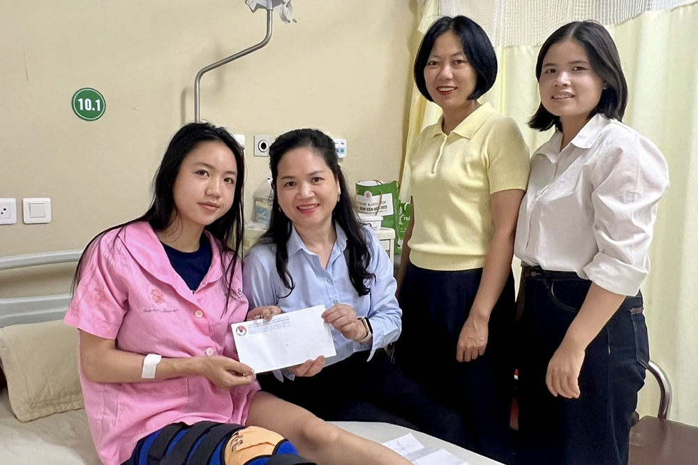 VFF visits and encourages Tran Thi Duyen (left) after ligament injury surgery. Photo: VFF