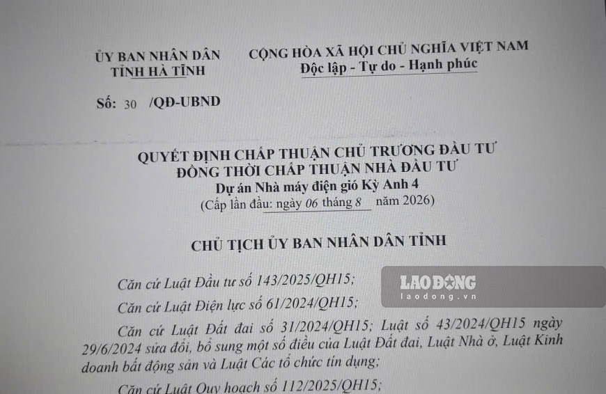 One of the 4 decisions of the Ha Tinh Provincial People's Committee approving the investment policy for the wind power project in Ky Anh. Photo: Tran Tuan
