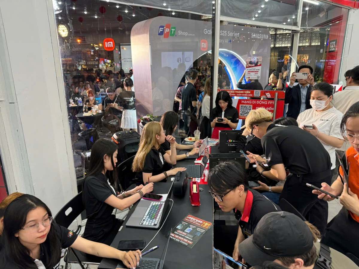 El Galaxy Z Fold 8 en Vietnam crea una gran atracción para los clientes. Según el calendario, los clientes en Vietnam recibirán el dispositivo a partir del 8 de agosto. Foto: FPT Shop