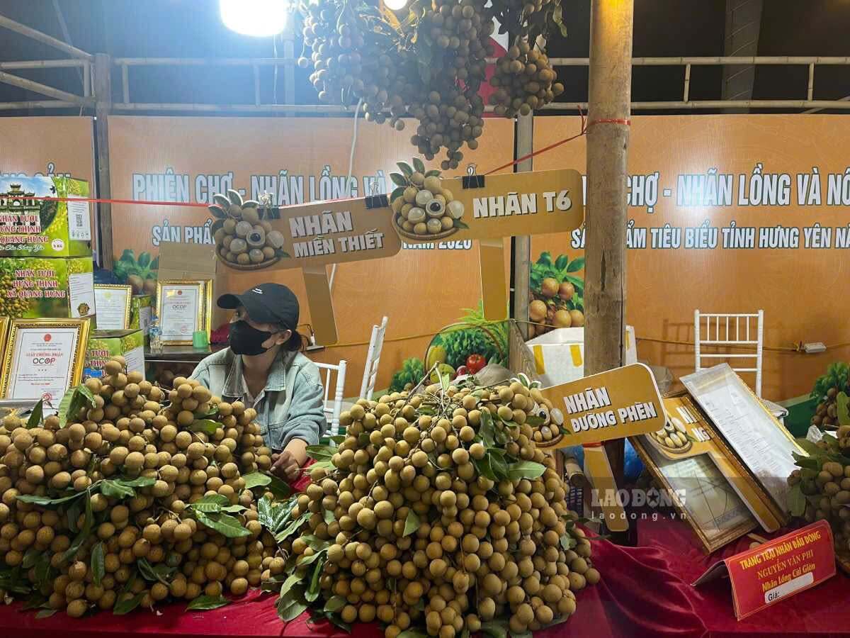 A longan booth is displayed at the Hung Yen Longan Festival 2026. Photo: Mai Huong