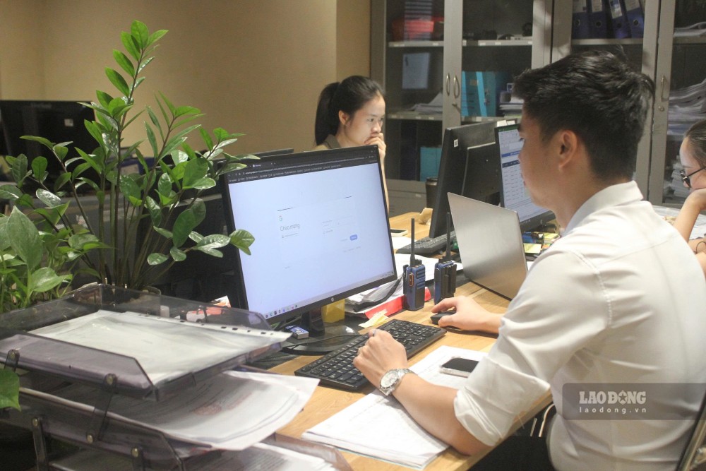 Workers aged 40-45 face a high risk of being eliminated due to psychological reluctance to change, slow updating of technology skills and passivity in the face of new production tools. Photo: Quynh Chi