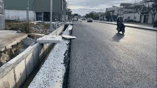 Le danger rôde sur le chantier de construction de la route nationale 46. Photo: Quang Đại