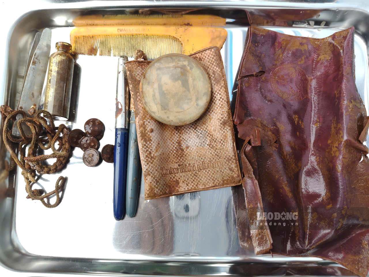 De nombreux artefacts ont été découverts lors du prélèvement d'échantillons de restes de martyrs au cimetière des martyrs de Ngoc Hoi, province de Quang Ngai. Photo: Trong Quoc