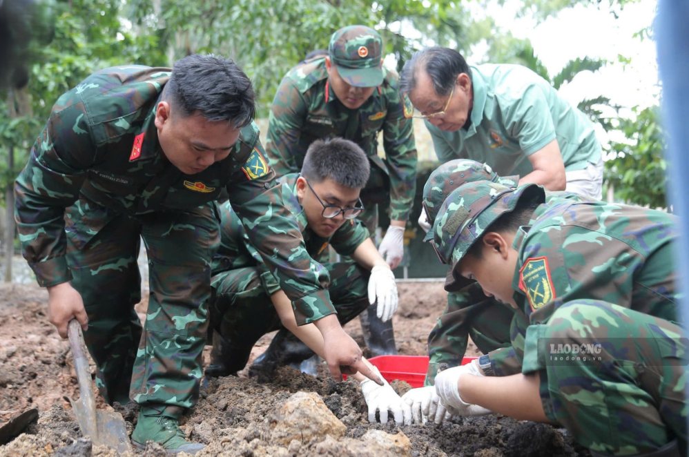 関係当局は、8月7日にB区墓地の溝で発見されたばかりの戦没者の遺骨と遺物を慎重に掘り起こしました。写真:アイン・トゥー