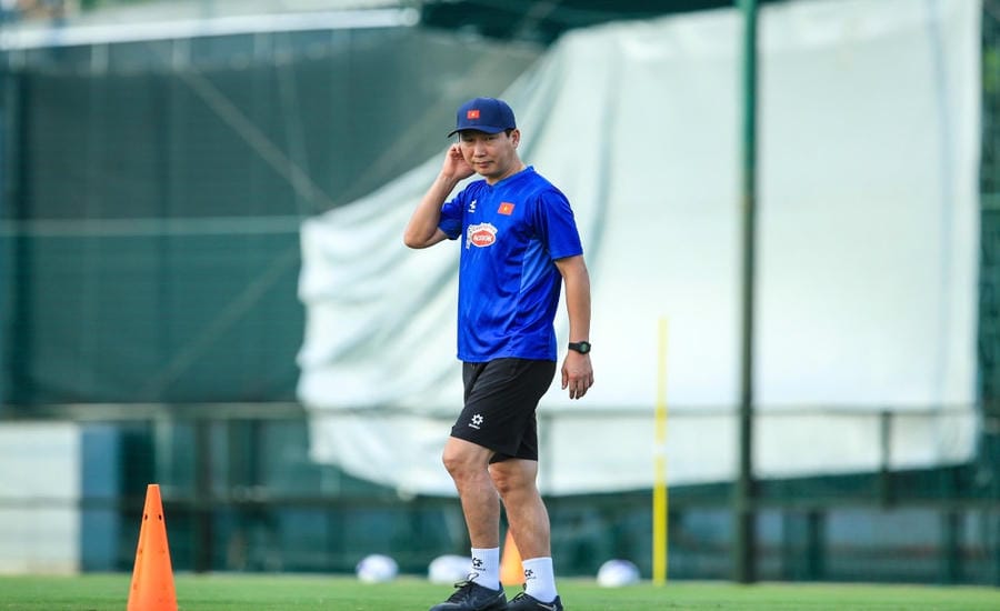 Coach Kim Sang-sik is meticulous with his work. Photo: Minh Dan