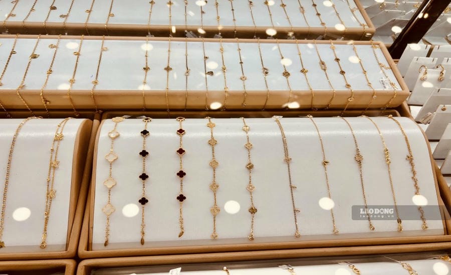 Some bracelets and rings with designs similar to products of famous jewelry brands such as: Van Cleef & Arpels, Cartier... are sold on counters and shelves at Chien Minh Gold store (119 Cau Giay). Photo: PV