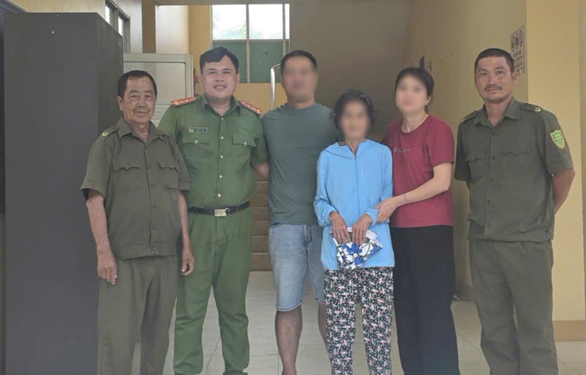 Mui Ne Ward Police hand over the lost female tourist to her family. Photo: Police provided
