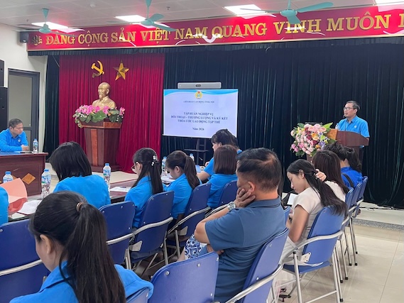 Training class on negotiation and signing of collective labor agreements by Van Mieu - Quoc Tu Giam Ward Trade Union. Photo: Ward Trade Union