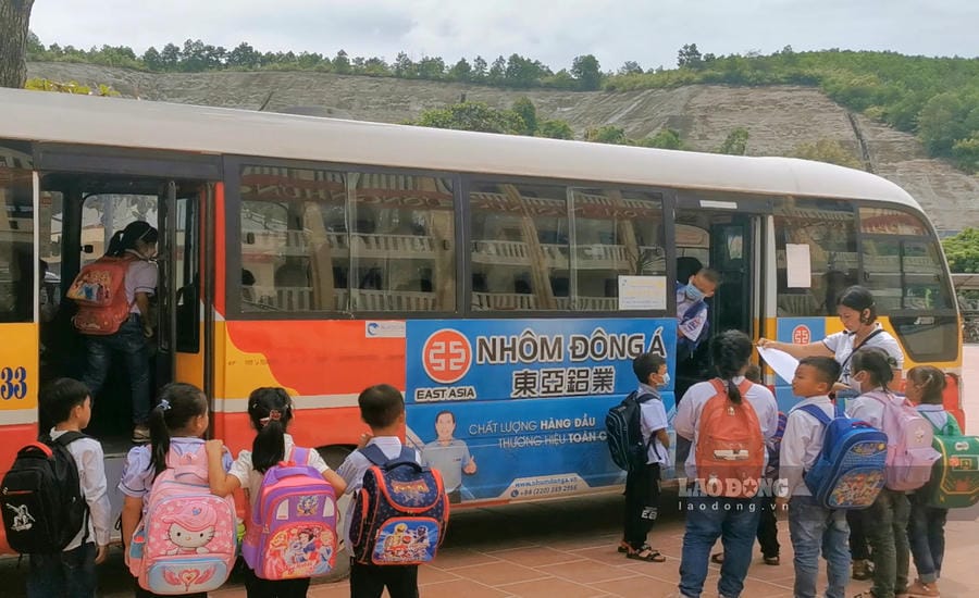 Free bus trip to take students from afar to Vu Oai Primary and Secondary School, Thong Nhat commune (Quang Ninh). Photo: Doan Hung