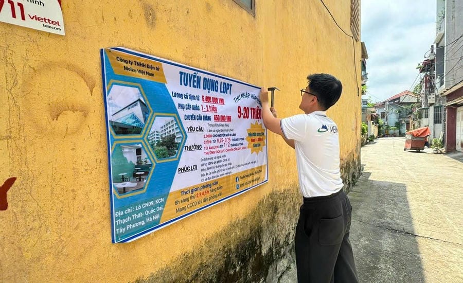 Recruitment content posted by Meiko Electronics Vietnam Co., Ltd. in crowded labor areas. Photo: Trade Union provided by the Company