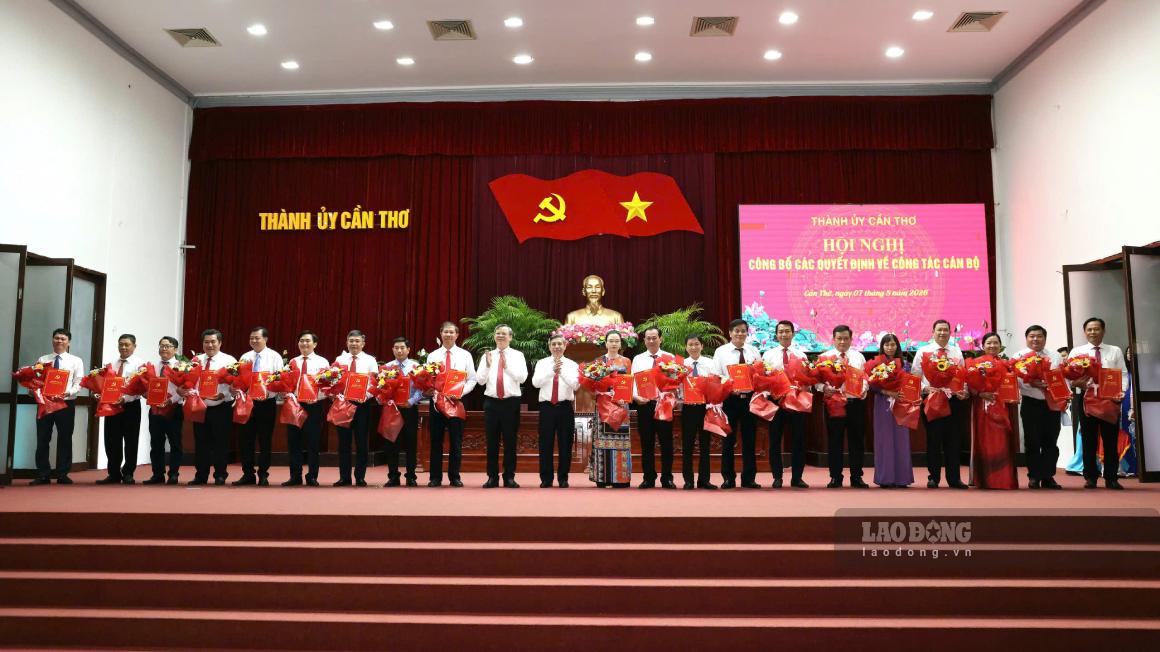 Lãnh đạo Thành ủy, UBND TP trao Quyết định và tặng hoa cho các cán bộ được phân công, điều động, bổ nhiệm, giao quyền, chỉ định, giới thiệu ứng cử. Ảnh: Tạ Quang
