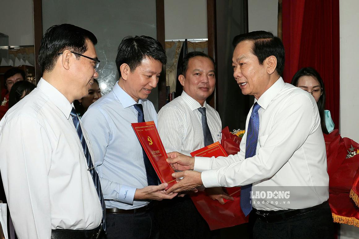 グエン・タイン・ビン氏 - カントー市党委員会書記が幹部に決定書を授与。写真:タ・クアン