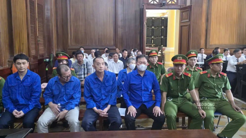 Bị cáo Phan Thành Muôn (hàng đầu, đeo khẩu trang) - Chủ tịch Công ty CP Tập đoàn Khoáng sản Đầu tư Hưng Thịnh - cùng các bị cáo tại phiên tòa. Ảnh: Anh Tú 