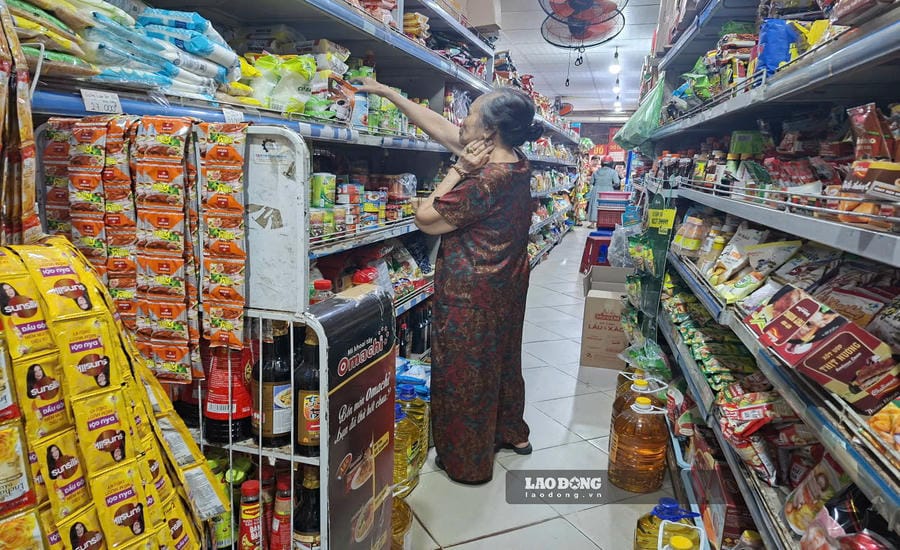 Reducing taxes and compliance costs, creating motivation for business households and small businesses to expand production and business. Photo: Luc Giang