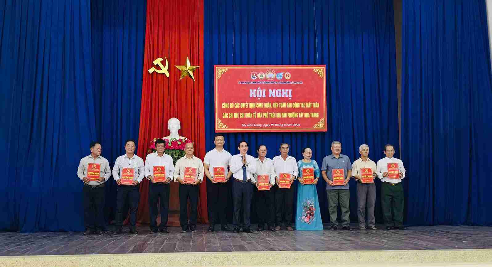 The locality has just consolidated the Fatherland Front Work Committee, Heads of Branches, Deputy Heads of Branches and Secretaries, Deputy Secretaries of Youth Union Branches in residential groups. Photo: Nha Trang West Ward Fatherland Front