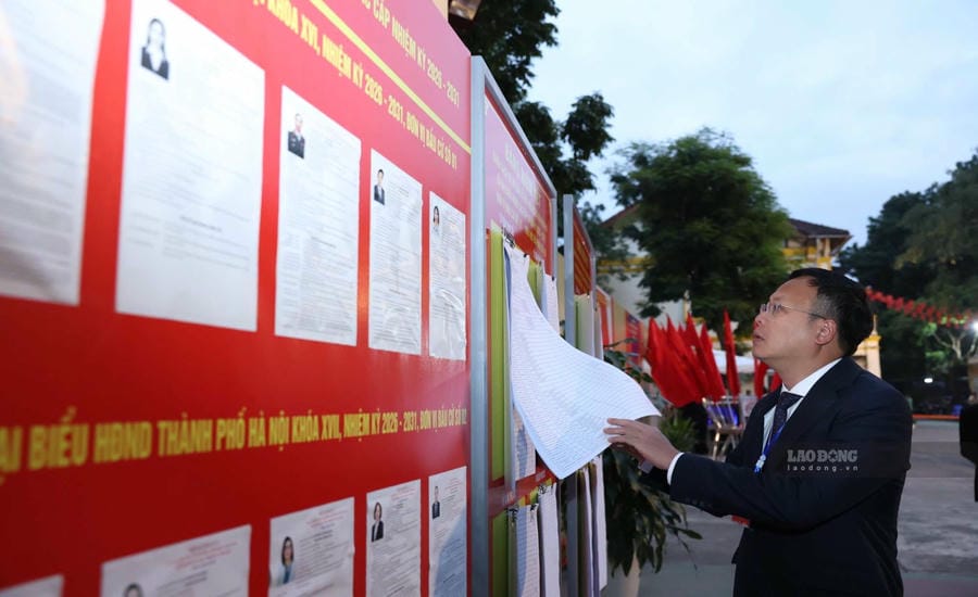 Voters study information about candidates in the election of National Assembly deputies of the 16th term and People's Council deputies at all levels for the 2026-2031 term in March 2026. Photo: Hai Nguyen