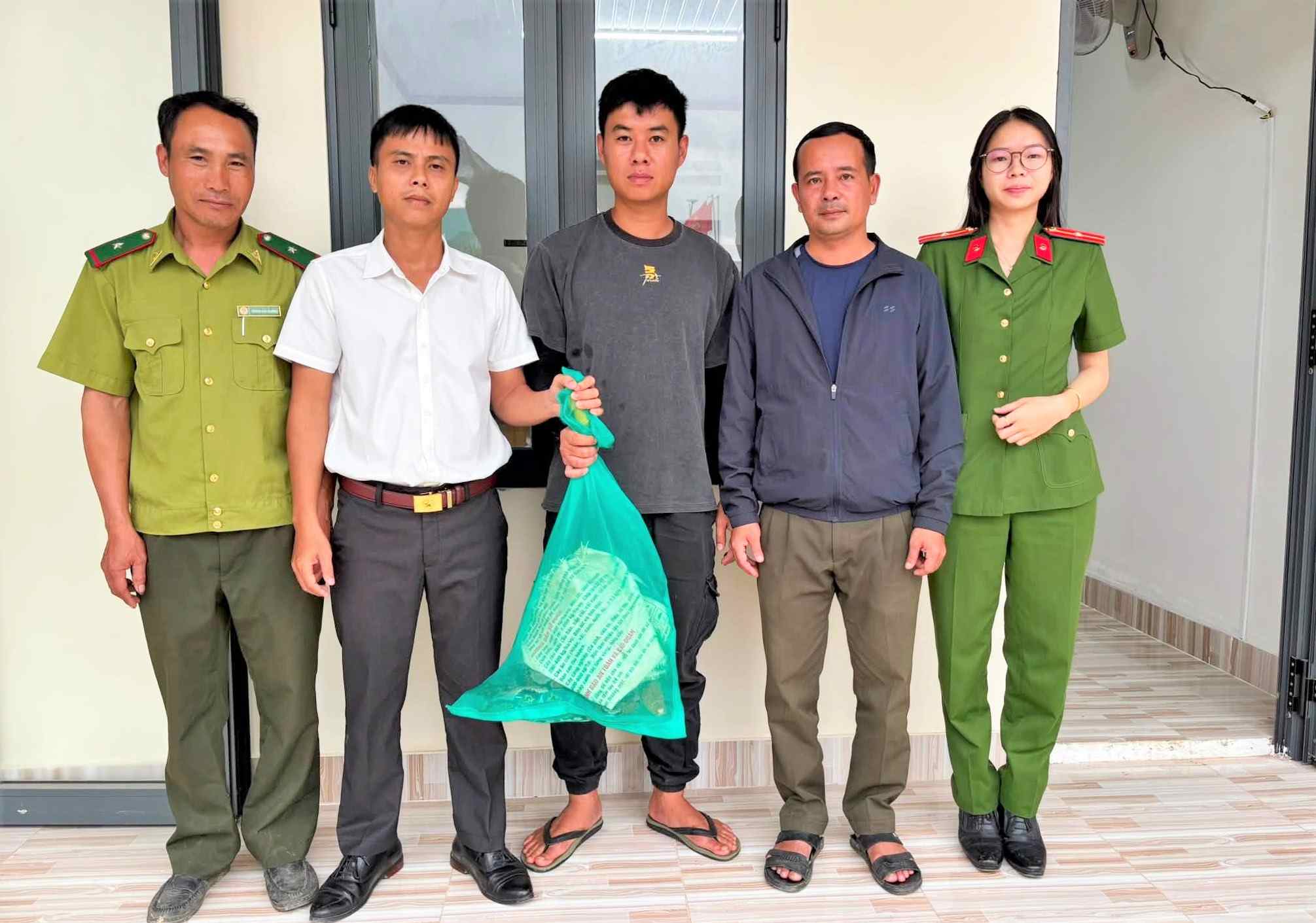 Cơ quan chức năng xã Đam Rông 3 tiếp nhận cá thể trăm gấm quý hiếm từ ông Nguyễn Hoàng Ân giao nộp. Ảnh: UBND xã Đam Rông 3