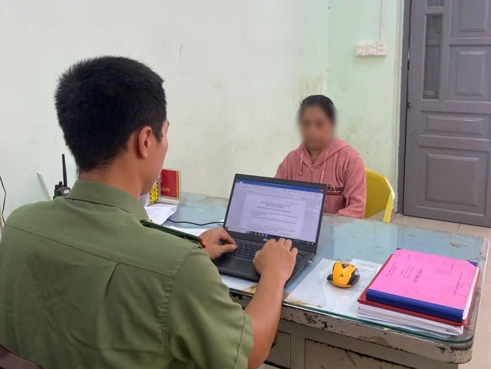 Người bảo mẫu làm việc với cơ quan công an. Ảnh: Công an phường Thuận An