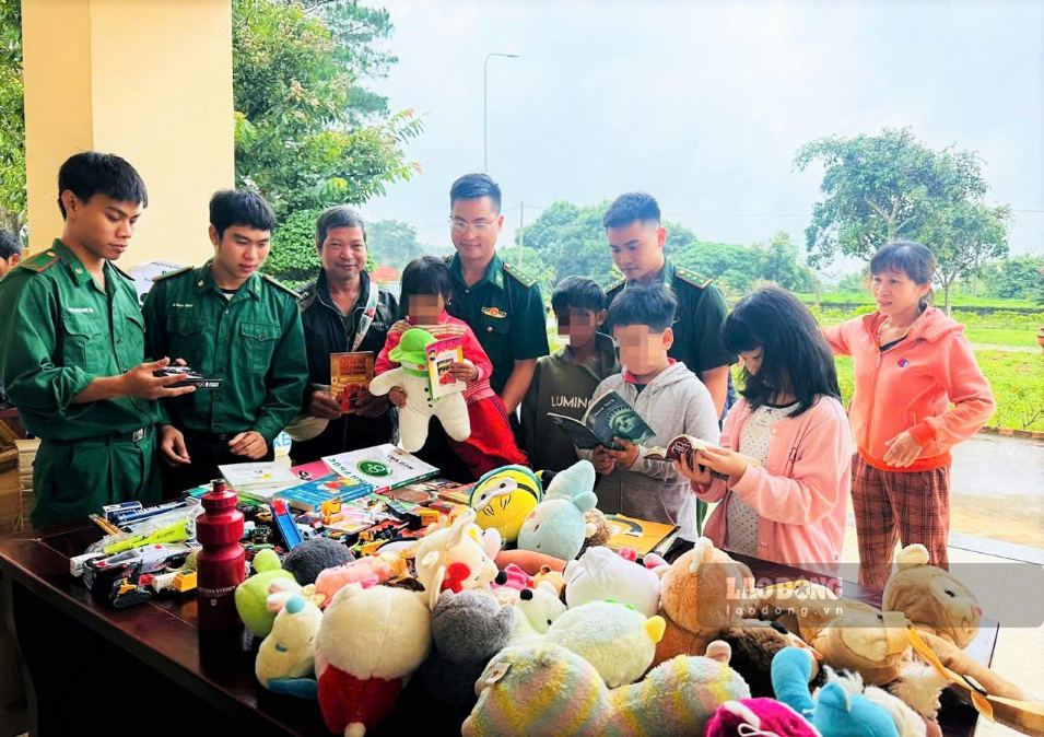 Các em học sinh thích thú đọc sách và lựa chọn đồ chơi. Ảnh: Hồng Thắm 