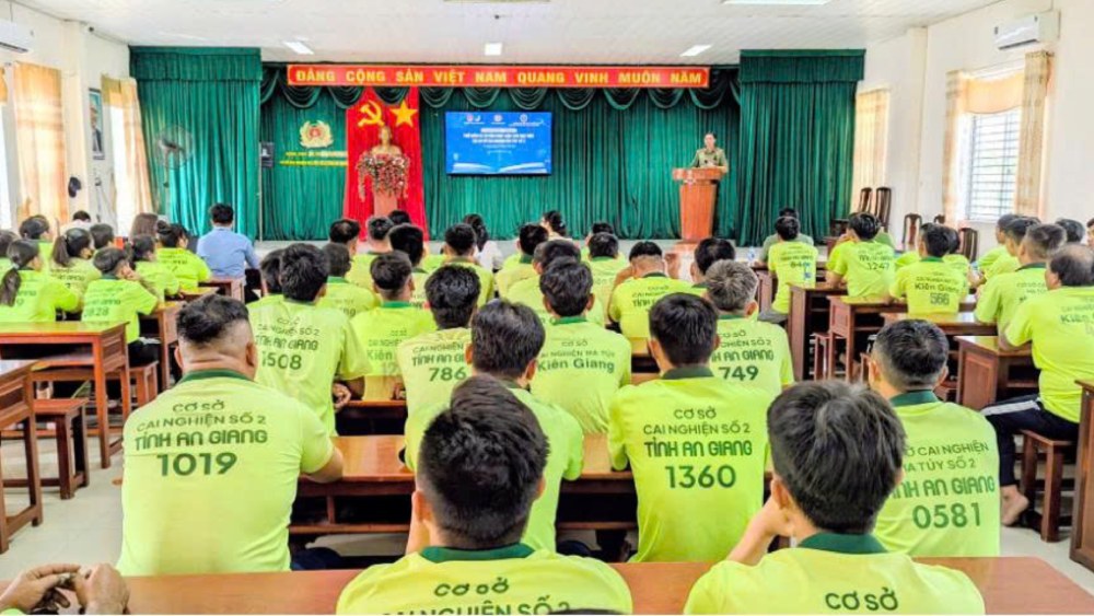 Hơn 100 học viên đang điều trị cai nghiện tại cơ sở tham gia chương trình. Ảnh: Bình An/Công an An Giang