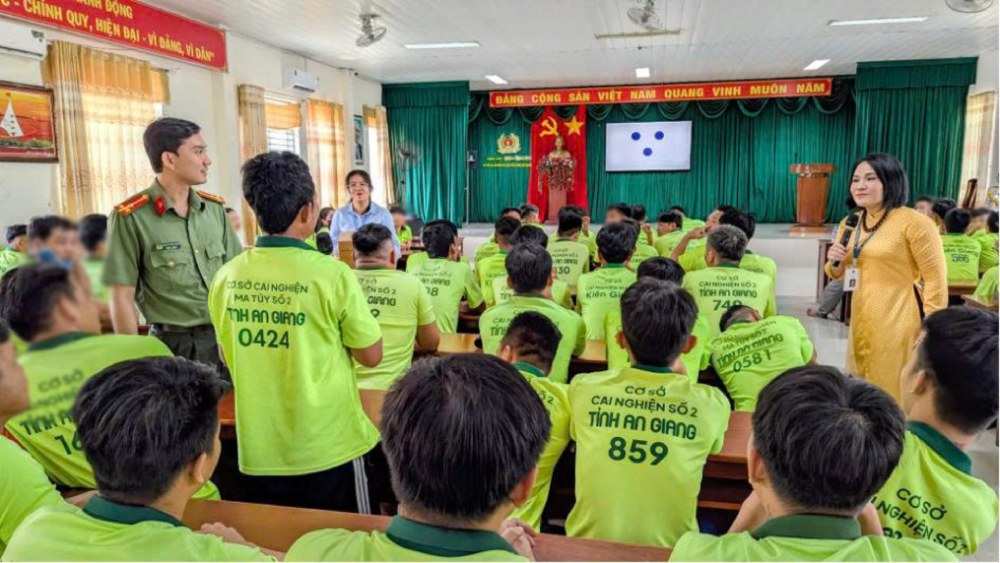 Rehabilitation students at Drug Rehabilitation Center No. 2 interact and answer quiz questions with prizes. Photo: Binh An/An Giang Police