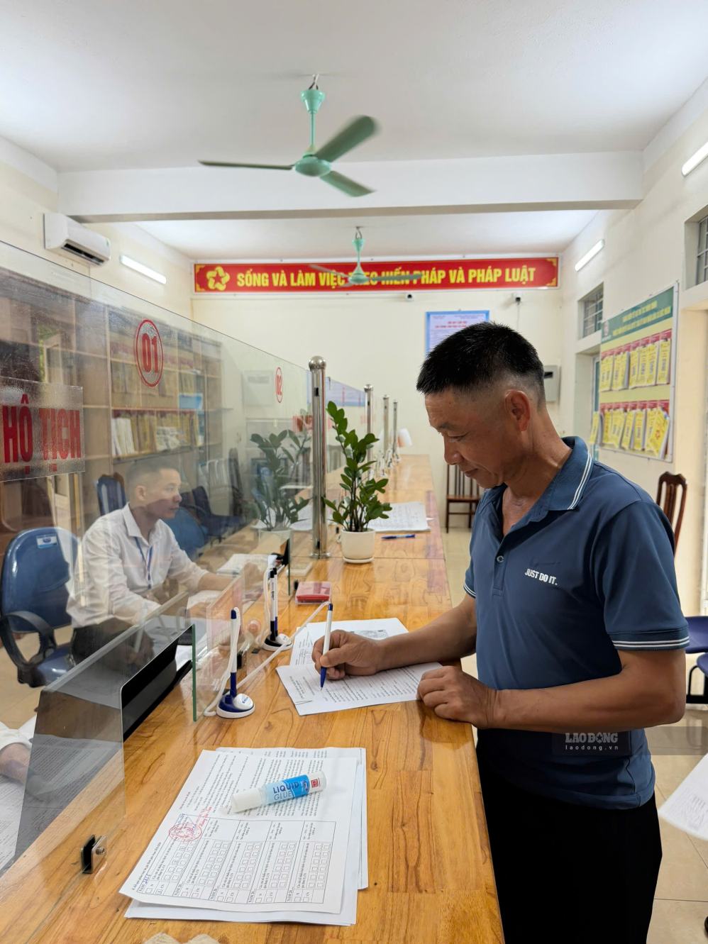 Ông Đặng Văn Hênh, thôn Đăm Lài quyết tâm làm hợp đồng để lắp đặt wifi cho gia đình. Ảnh: Nguyên Linh