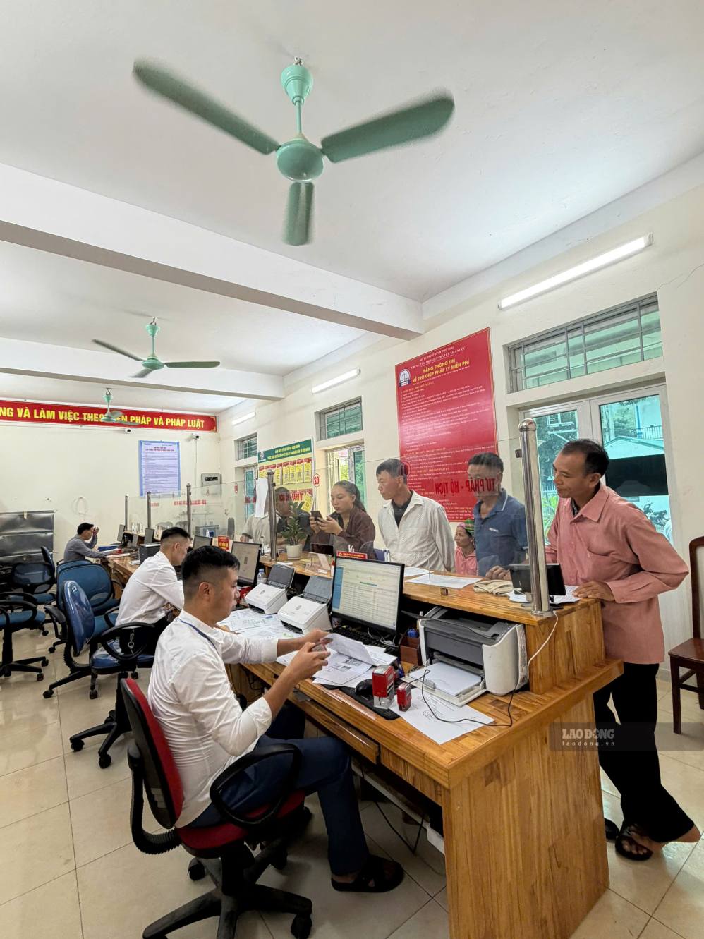 Cán bộ Trung tâm Hành chính công đang giải quyết hồ sơ cũng như cài đặt ứng dụng để thực hiện các Dịch vụ công Quốc gia. Ảnh: Nguyên Linh