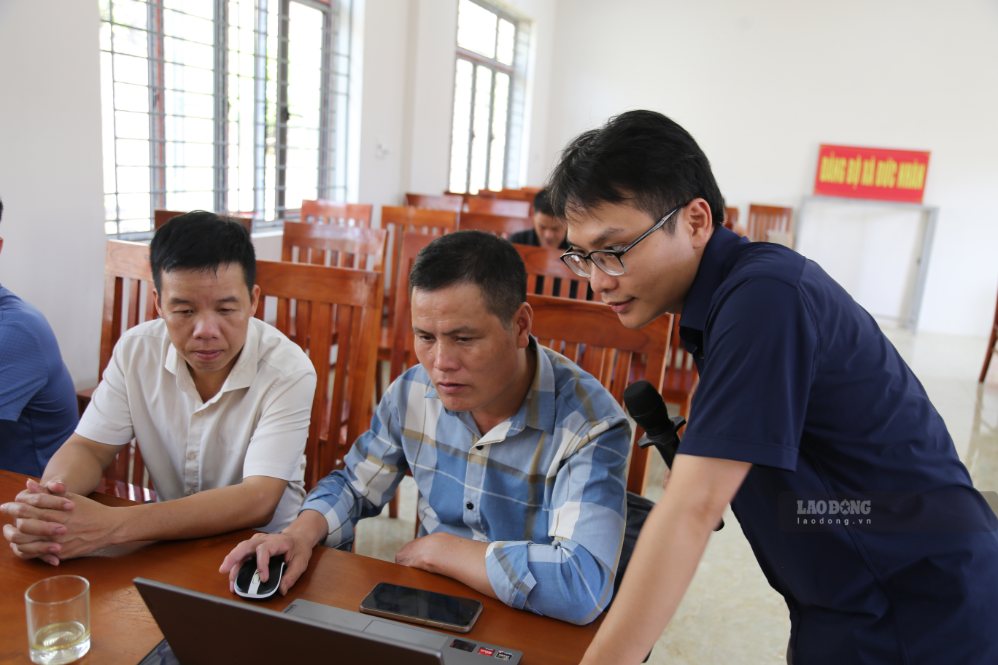 Giảng viên hướng dẫn học viên tập huấn chuyển đổi số. Ảnh: Minh Chuyên