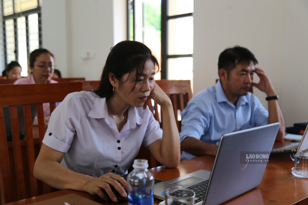 Cán bộ, công chức, viên chức xã Đức Nhàn tham gia lớp tập huấn ứng dụng trí tuệ nhân tạo (AI).Ảnh: Minh Chuyên