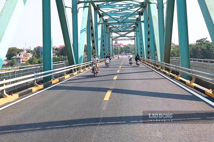Cầu Yên Bái bắc qua sông Hồng, được đưa vào khai thác từ năm 1992, hiện đã trải qua hơn 30 năm sử dụng. Ảnh: Đinh Đại