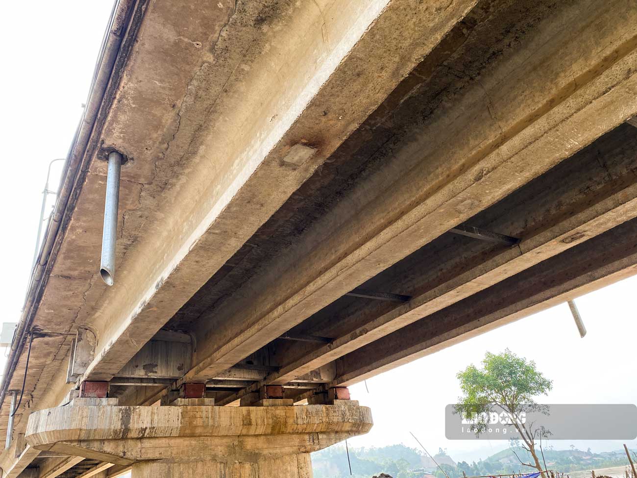 Công trình mang kết cấu của một cây cầu được xây dựng từ đầu những năm 1990, với hệ giàn thép và các nhịp cầu bê tông cốt thép. Ảnh: Đinh Đại